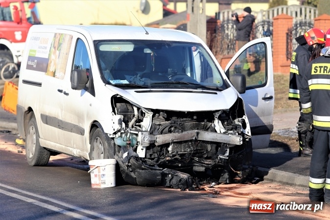 Zdjęcie w galerii na portalu naszraciborz.pl: Zderzenie skody i fiata DW 935 w Rzuchowie wiadomości z regionu