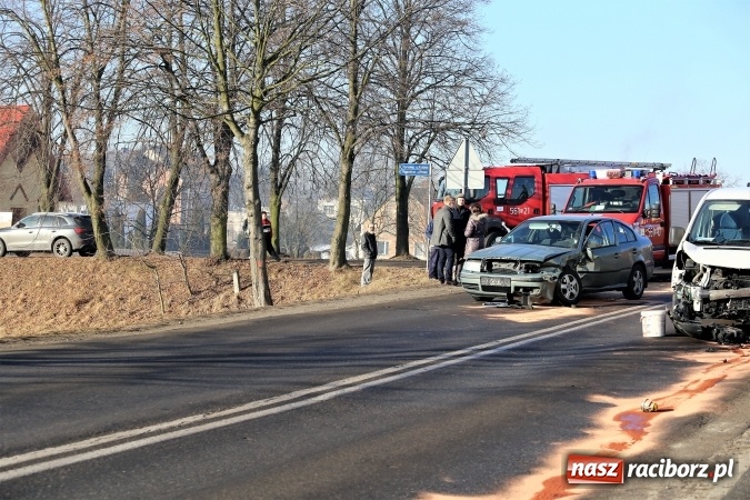 Zdjęcie w galerii na portalu naszraciborz.pl: Zderzenie skody i fiata DW 935 w Rzuchowie wiadomości z regionu