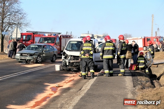 Zdjęcie w galerii na portalu naszraciborz.pl: Zderzenie skody i fiata DW 935 w Rzuchowie wiadomości z regionu