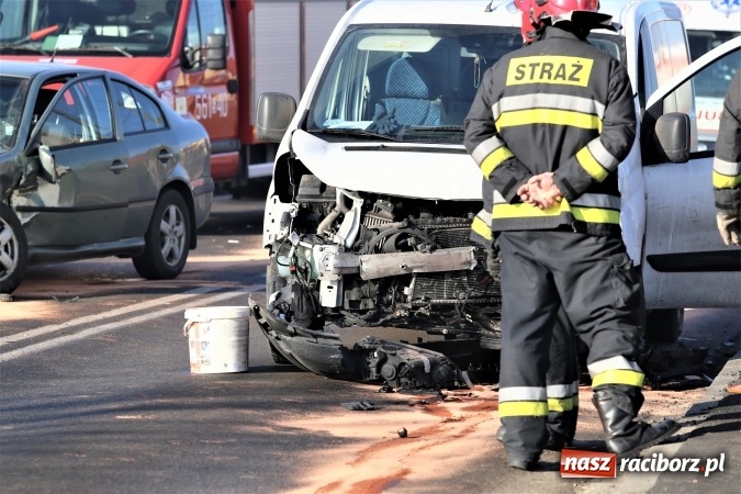 Zdjęcie w galerii na portalu naszraciborz.pl: Zderzenie skody i fiata DW 935 w Rzuchowie wiadomości z regionu