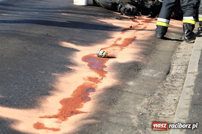 Zdjęcie w galerii na portalu naszraciborz.pl: Zderzenie skody i fiata DW 935 w Rzuchowie wiadomości z regionu