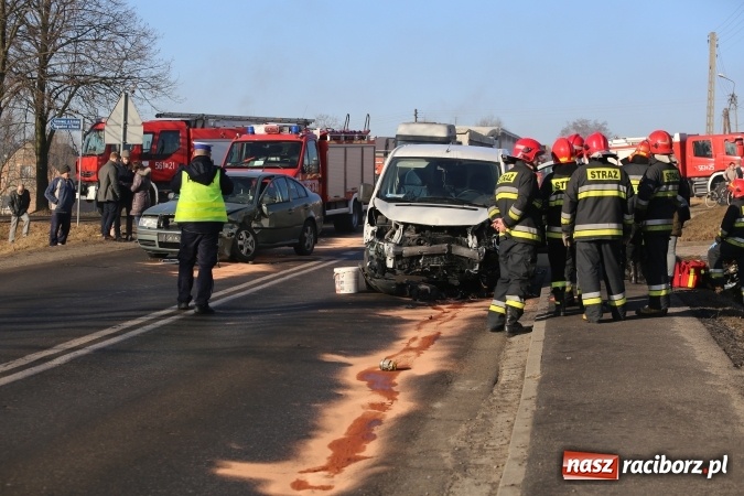 Zdjęcie w galerii na portalu naszraciborz.pl: Zderzenie skody i fiata DW 935 w Rzuchowie wiadomości z regionu