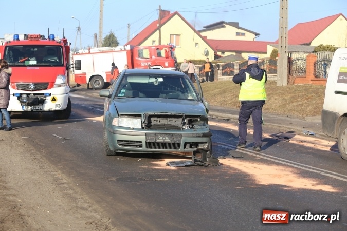 Zdjęcie w galerii na portalu naszraciborz.pl: Zderzenie skody i fiata DW 935 w Rzuchowie wiadomości z regionu