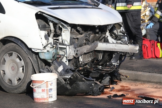 Zdjęcie w galerii na portalu naszraciborz.pl: Zderzenie skody i fiata DW 935 w Rzuchowie wiadomości z regionu