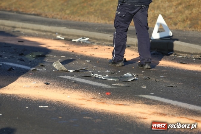 Zdjęcie w galerii na portalu naszraciborz.pl: Zderzenie skody i fiata DW 935 w Rzuchowie wiadomości z regionu