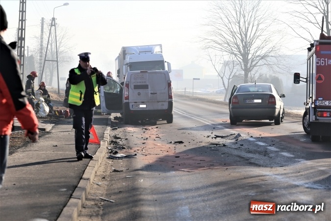 Zdjęcie w galerii na portalu naszraciborz.pl: Zderzenie skody i fiata DW 935 w Rzuchowie wiadomości z regionu
