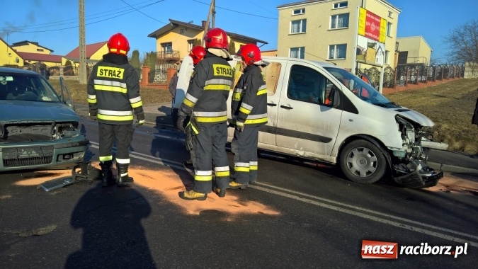 Zdjęcie w galerii na portalu naszraciborz.pl: Zderzenie skody i fiata DW 935 w Rzuchowie wiadomości z regionu