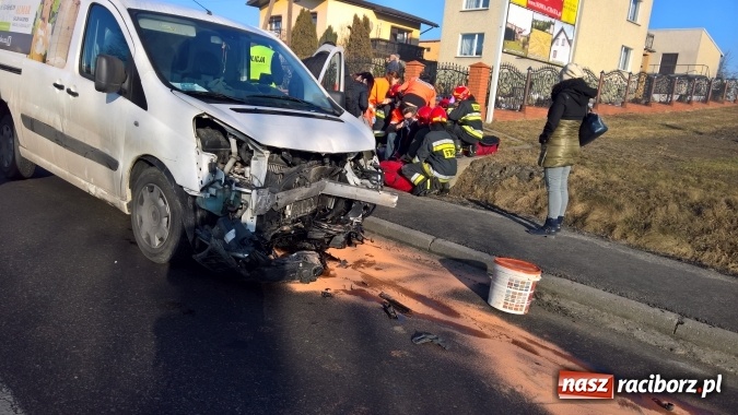 Zdjęcie w galerii na portalu naszraciborz.pl: Zderzenie skody i fiata DW 935 w Rzuchowie wiadomości z regionu