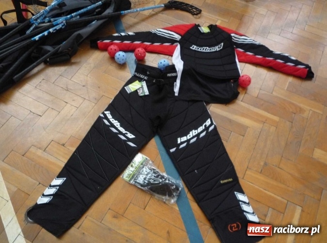 Zdjęcie w galerii na portalu naszraciborz.pl: Uczniowie szkoły w Tworkowie doczekali się zestawu profesjonalnego sprzętu bramkarskiego do unihokeja wiadomości z regionu