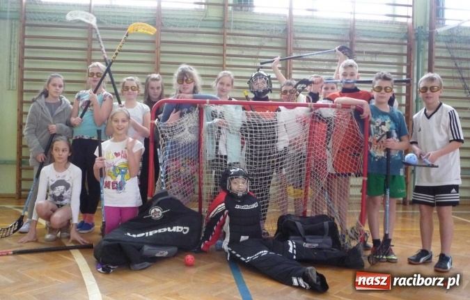 Zdjęcie w galerii na portalu naszraciborz.pl: Uczniowie szkoły w Tworkowie doczekali się zestawu profesjonalnego sprzętu bramkarskiego do unihokeja wiadomości z regionu
