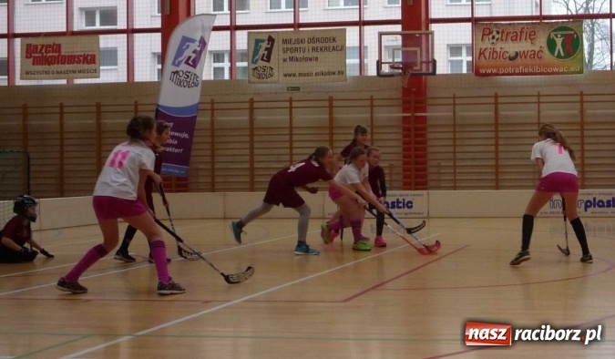 Zdjęcie w galerii na portalu naszraciborz.pl: Uczniowie szkoły w Tworkowie doczekali się zestawu profesjonalnego sprzętu bramkarskiego do unihokeja wiadomości z regionu