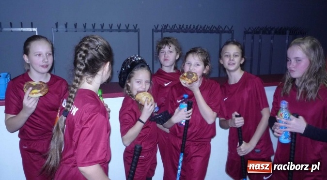 Zdjęcie w galerii na portalu naszraciborz.pl: Uczniowie szkoły w Tworkowie doczekali się zestawu profesjonalnego sprzętu bramkarskiego do unihokeja wiadomości z regionu