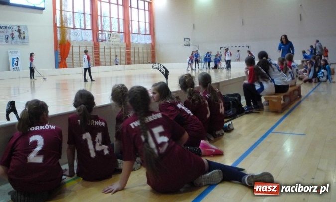 Zdjęcie w galerii na portalu naszraciborz.pl: Uczniowie szkoły w Tworkowie doczekali się zestawu profesjonalnego sprzętu bramkarskiego do unihokeja wiadomości z regionu