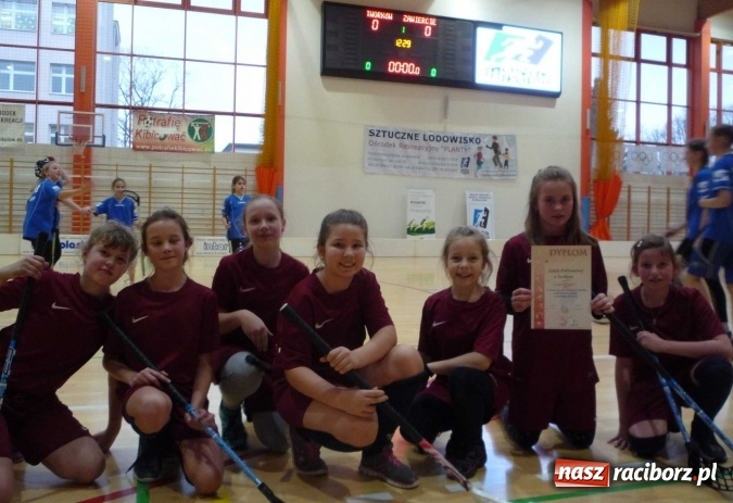 Zdjęcie w galerii na portalu naszraciborz.pl: Uczniowie szkoły w Tworkowie doczekali się zestawu profesjonalnego sprzętu bramkarskiego do unihokeja wiadomości z regionu