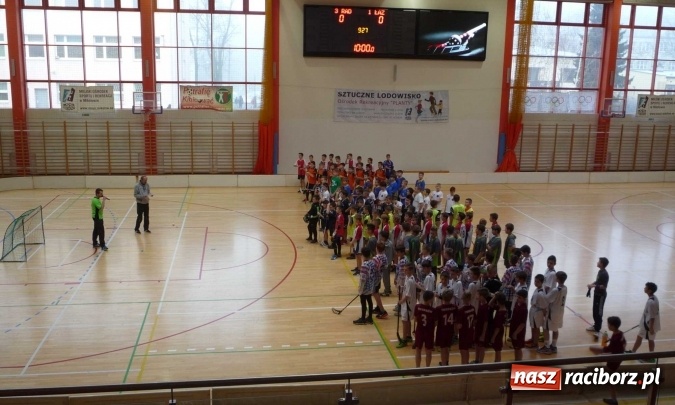 Zdjęcie w galerii na portalu naszraciborz.pl: Uczniowie szkoły w Tworkowie doczekali się zestawu profesjonalnego sprzętu bramkarskiego do unihokeja wiadomości z regionu