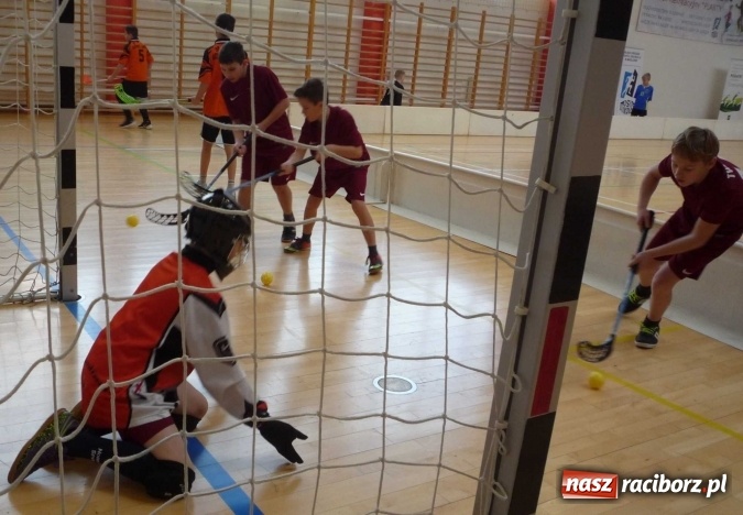 Zdjęcie w galerii na portalu naszraciborz.pl: Uczniowie szkoły w Tworkowie doczekali się zestawu profesjonalnego sprzętu bramkarskiego do unihokeja wiadomości z regionu