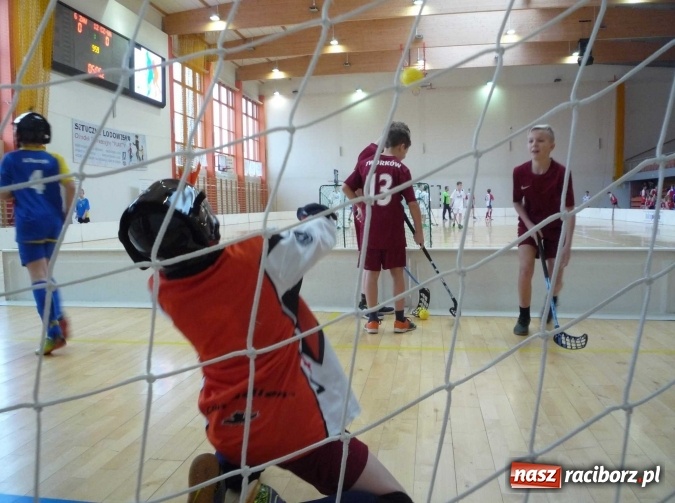 Zdjęcie w galerii na portalu naszraciborz.pl: Uczniowie szkoły w Tworkowie doczekali się zestawu profesjonalnego sprzętu bramkarskiego do unihokeja wiadomości z regionu