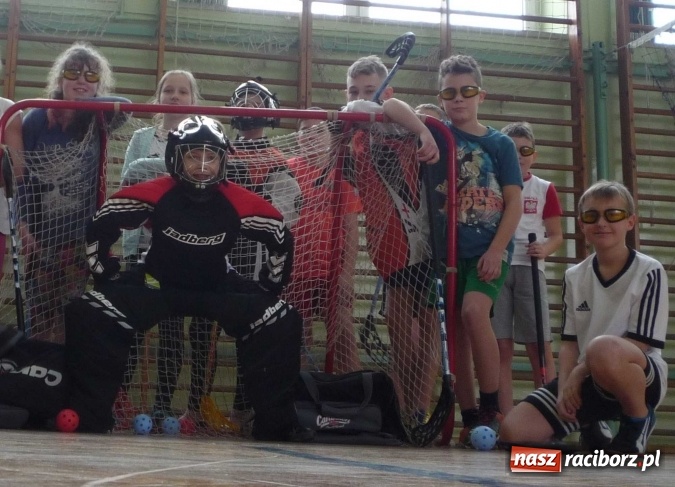 Zdjęcie w galerii na portalu naszraciborz.pl: Uczniowie szkoły w Tworkowie doczekali się zestawu profesjonalnego sprzętu bramkarskiego do unihokeja wiadomości z regionu