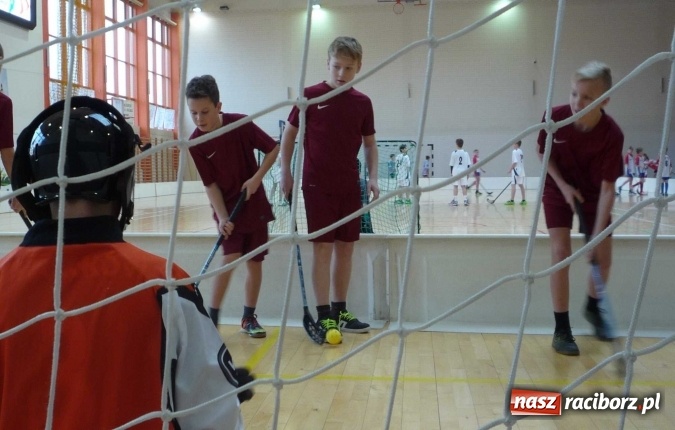 Zdjęcie w galerii na portalu naszraciborz.pl: Uczniowie szkoły w Tworkowie doczekali się zestawu profesjonalnego sprzętu bramkarskiego do unihokeja wiadomości z regionu