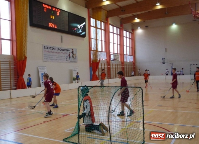 Zdjęcie w galerii na portalu naszraciborz.pl: Uczniowie szkoły w Tworkowie doczekali się zestawu profesjonalnego sprzętu bramkarskiego do unihokeja wiadomości z regionu