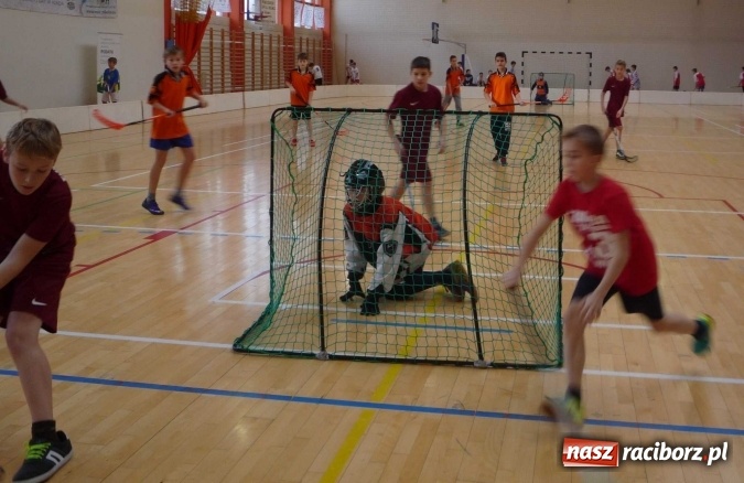 Zdjęcie w galerii na portalu naszraciborz.pl: Uczniowie szkoły w Tworkowie doczekali się zestawu profesjonalnego sprzętu bramkarskiego do unihokeja wiadomości z regionu