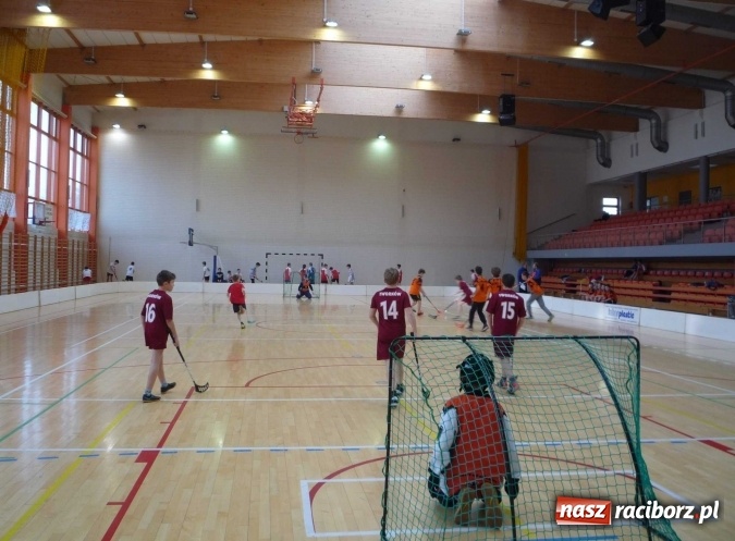 Zdjęcie w galerii na portalu naszraciborz.pl: Uczniowie szkoły w Tworkowie doczekali się zestawu profesjonalnego sprzętu bramkarskiego do unihokeja wiadomości z regionu