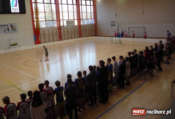 Zdjęcie w galerii na portalu naszraciborz.pl: Uczniowie szkoły w Tworkowie doczekali się zestawu profesjonalnego sprzętu bramkarskiego do unihokeja wiadomości z regionu