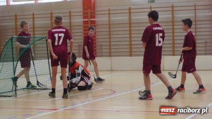 Zdjęcie w galerii na portalu naszraciborz.pl: Uczniowie szkoły w Tworkowie doczekali się zestawu profesjonalnego sprzętu bramkarskiego do unihokeja wiadomości z regionu