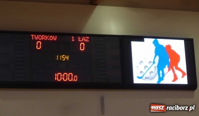 Zdjęcie w galerii na portalu naszraciborz.pl: Uczniowie szkoły w Tworkowie doczekali się zestawu profesjonalnego sprzętu bramkarskiego do unihokeja wiadomości z regionu