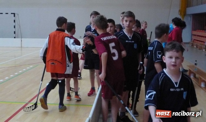 Zdjęcie w galerii na portalu naszraciborz.pl: Uczniowie szkoły w Tworkowie doczekali się zestawu profesjonalnego sprzętu bramkarskiego do unihokeja wiadomości z regionu