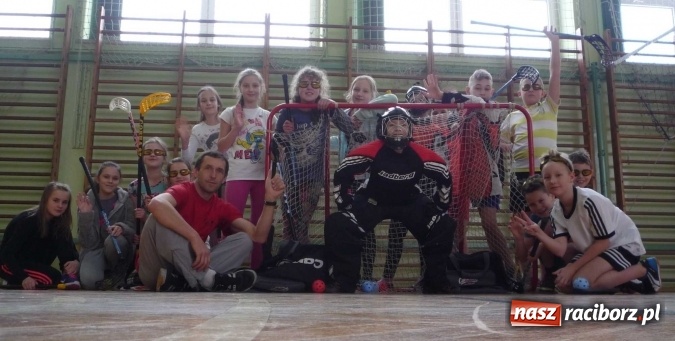 Zdjęcie w galerii na portalu naszraciborz.pl: Uczniowie szkoły w Tworkowie doczekali się zestawu profesjonalnego sprzętu bramkarskiego do unihokeja wiadomości z regionu