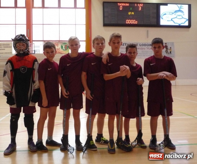 Zdjęcie w galerii na portalu naszraciborz.pl: Uczniowie szkoły w Tworkowie doczekali się zestawu profesjonalnego sprzętu bramkarskiego do unihokeja wiadomości z regionu