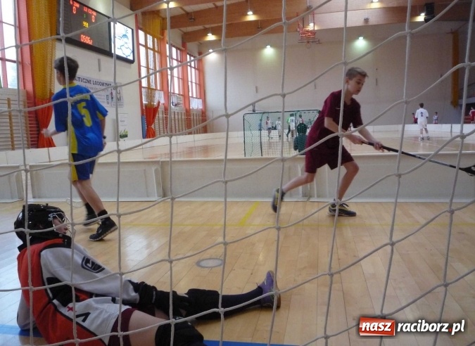 Zdjęcie w galerii na portalu naszraciborz.pl: Uczniowie szkoły w Tworkowie doczekali się zestawu profesjonalnego sprzętu bramkarskiego do unihokeja wiadomości z regionu