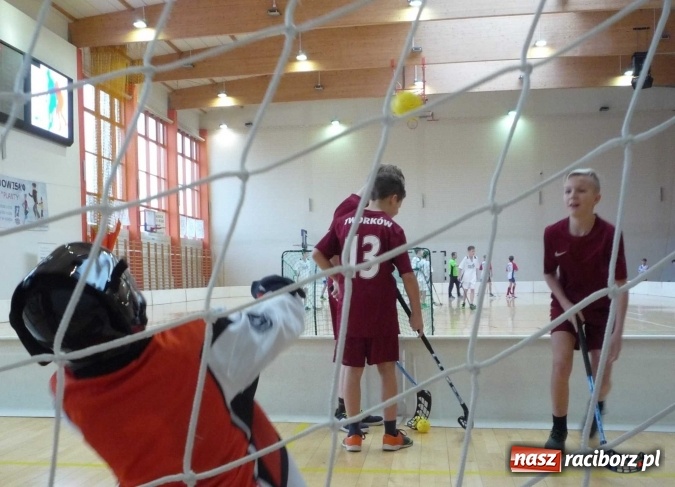 Zdjęcie w galerii na portalu naszraciborz.pl: Uczniowie szkoły w Tworkowie doczekali się zestawu profesjonalnego sprzętu bramkarskiego do unihokeja wiadomości z regionu
