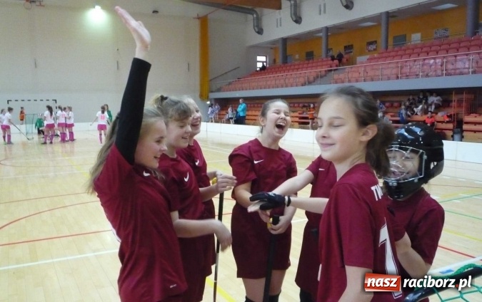 Zdjęcie w galerii na portalu naszraciborz.pl: Uczniowie szkoły w Tworkowie doczekali się zestawu profesjonalnego sprzętu bramkarskiego do unihokeja wiadomości z regionu