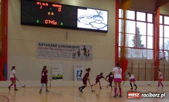 Zdjęcie w galerii na portalu naszraciborz.pl: Uczniowie szkoły w Tworkowie doczekali się zestawu profesjonalnego sprzętu bramkarskiego do unihokeja wiadomości z regionu