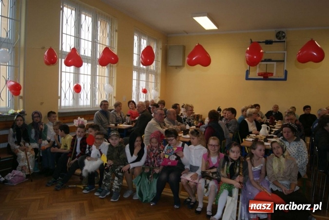 Zdjęcie w galerii na portalu naszraciborz.pl: Walentynki z Babcią i Dziadkiem w Zespole Szkolno-Przedszkolnym nr 4  wiadomości z regionu
