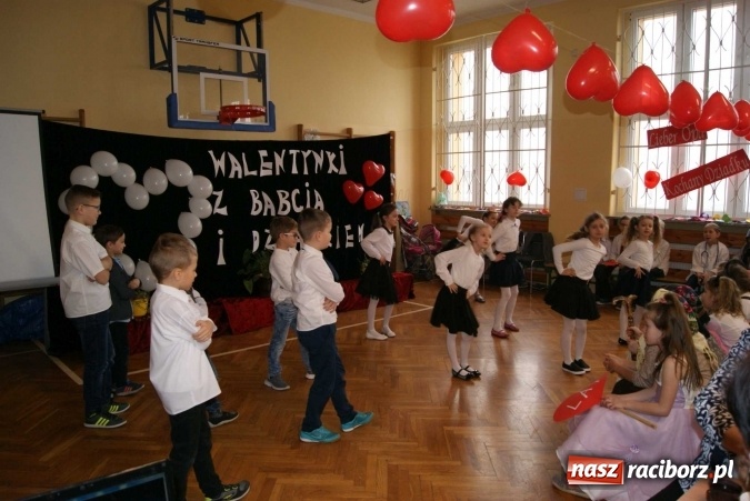 Zdjęcie w galerii na portalu naszraciborz.pl: Walentynki z Babcią i Dziadkiem w Zespole Szkolno-Przedszkolnym nr 4  wiadomości z regionu