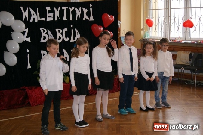 Zdjęcie w galerii na portalu naszraciborz.pl: Walentynki z Babcią i Dziadkiem w Zespole Szkolno-Przedszkolnym nr 4  wiadomości z regionu