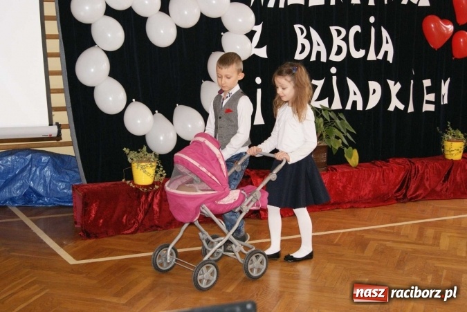 Zdjęcie w galerii na portalu naszraciborz.pl: Walentynki z Babcią i Dziadkiem w Zespole Szkolno-Przedszkolnym nr 4  wiadomości z regionu