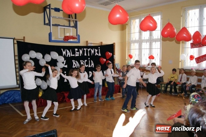 Zdjęcie w galerii na portalu naszraciborz.pl: Walentynki z Babcią i Dziadkiem w Zespole Szkolno-Przedszkolnym nr 4  wiadomości z regionu