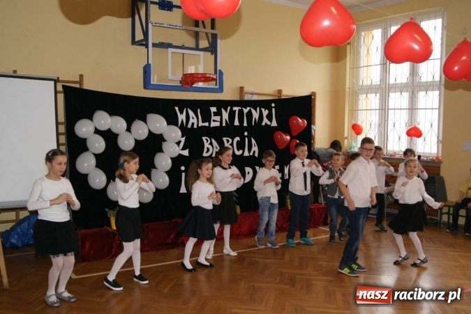 Zdjęcie w galerii na portalu naszraciborz.pl: Walentynki z Babcią i Dziadkiem w Zespole Szkolno-Przedszkolnym nr 4  wiadomości z regionu
