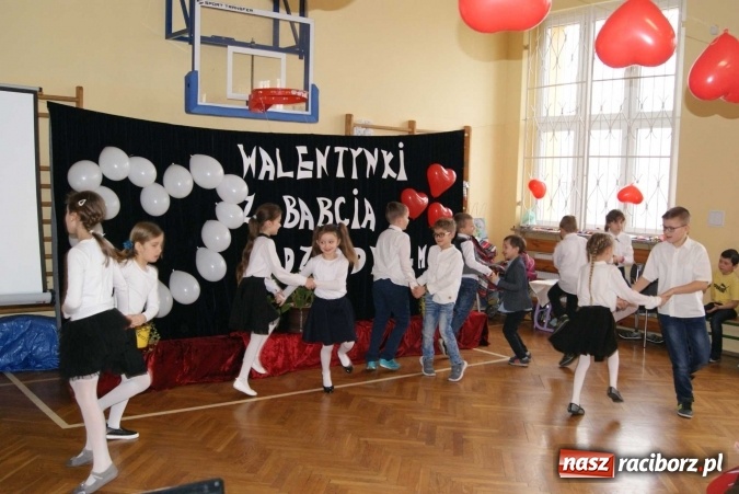 Zdjęcie w galerii na portalu naszraciborz.pl: Walentynki z Babcią i Dziadkiem w Zespole Szkolno-Przedszkolnym nr 4  wiadomości z regionu