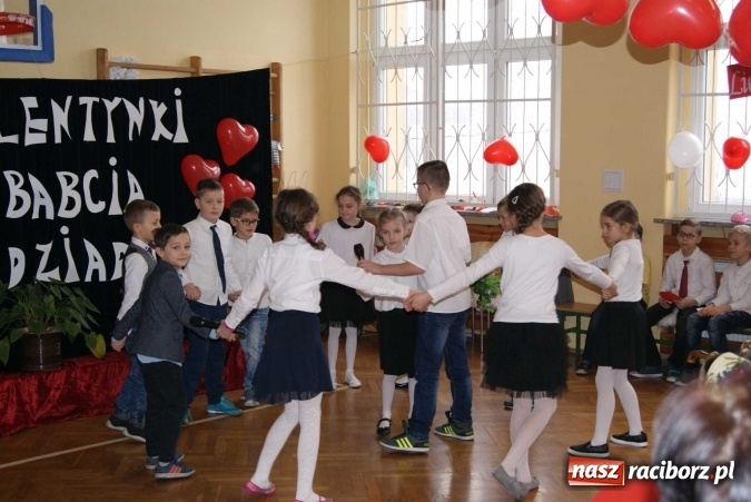 Zdjęcie w galerii na portalu naszraciborz.pl: Walentynki z Babcią i Dziadkiem w Zespole Szkolno-Przedszkolnym nr 4  wiadomości z regionu