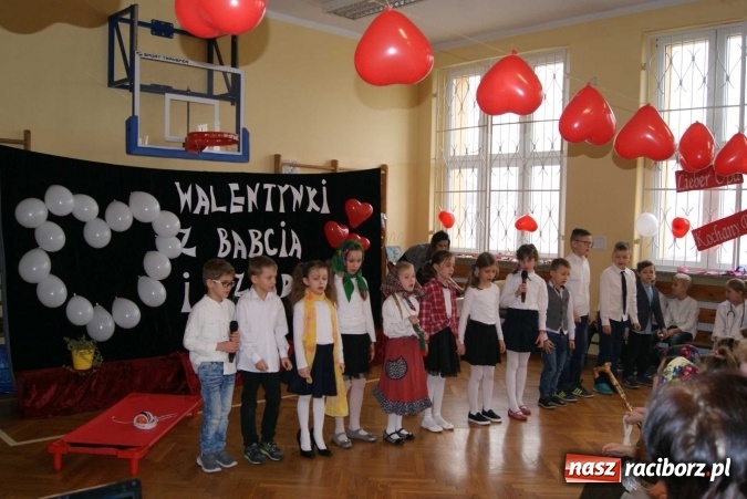 Zdjęcie w galerii na portalu naszraciborz.pl: Walentynki z Babcią i Dziadkiem w Zespole Szkolno-Przedszkolnym nr 4  wiadomości z regionu