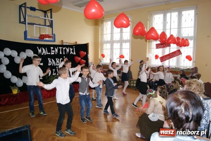 Zdjęcie w galerii na portalu naszraciborz.pl: Walentynki z Babcią i Dziadkiem w Zespole Szkolno-Przedszkolnym nr 4  wiadomości z regionu
