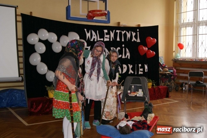 Zdjęcie w galerii na portalu naszraciborz.pl: Walentynki z Babcią i Dziadkiem w Zespole Szkolno-Przedszkolnym nr 4  wiadomości z regionu