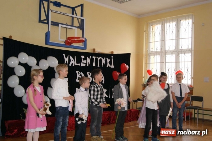 Zdjęcie w galerii na portalu naszraciborz.pl: Walentynki z Babcią i Dziadkiem w Zespole Szkolno-Przedszkolnym nr 4  wiadomości z regionu
