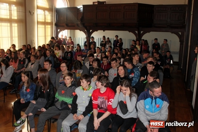 Zdjęcie w galerii na portalu naszraciborz.pl: Obchody 75-lecia Armii Krajowej w Gimnazjum nr 5  wiadomości z regionu