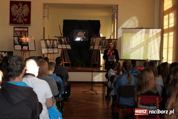 Zdjęcie w galerii na portalu naszraciborz.pl: Obchody 75-lecia Armii Krajowej w Gimnazjum nr 5  wiadomości z regionu